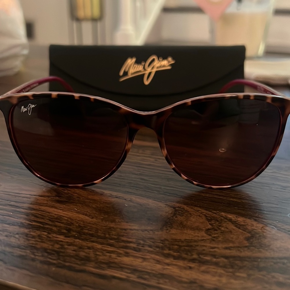 Maui Jim Oceans sunglasses.  New w/o tags.  Tortoise with burgundy